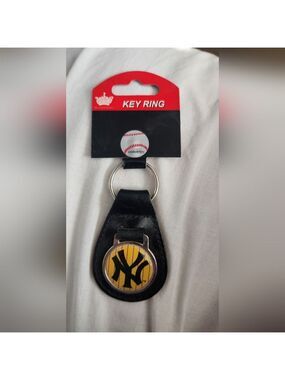NWT New York Yankees Logo Leather Key Fob Keychain